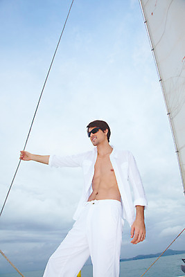 포토 JPG 주간 서양인 구름 모델 해외기획촬영 남자 여유 바다 해외여행 여행 포즈 기획촬영 2009년태국 셔츠 요트 파타야 태국 하늘 휴가 휴식 한명 서기 사람 상반신 20대 성인 야외 여름 여름휴가 바캉스 선글라스 흰색 흰바지 남자만 남자한명만 성인남자만 청년만 청년남자만 청년남자한명만 성인한명만 성인남자한명만 성인만 국내포토 자연요소 외국인 1 해외 계절 감정 아시아 안경 컬러 컨셉 상의 배_교통 바지 모션 청년 파일형식 여름_계절