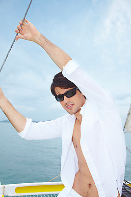 포토 JPG 주간 서양인 구름 모델 해외기획촬영 남자 여유 바다 해외여행 여행 포즈 기획촬영 2009년태국 셔츠 요트 파타야 태국 하늘 휴가 휴식 한명 서기 사람 상반신 20대 성인 야외 여름 여름휴가 바캉스 선글라스 흰색 흰바지 남자만 남자한명만 성인남자만 청년만 청년남자만 청년남자한명만 성인한명만 성인남자한명만 성인만 국내포토 자연요소 외국인 1 해외 계절 감정 아시아 안경 컬러 컨셉 상의 배_교통 바지 모션 청년 파일형식 여름_계절