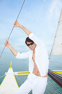 포토 JPG 주간 서양인 구름 모델 해외기획촬영 남자 여유 바다 해외여행 여행 포즈 기획촬영 2009년태국 셔츠 요트 파타야 태국 하늘 휴가 휴식 한명 서기 미소 웃음 사람 상반신 20대 성인 야외 여름 여름휴가 바캉스 선글라스 흰색 그물 흰바지 남자만 남자한명만 성인남자만 청년만 청년남자만 청년남자한명만 성인한명만 성인남자한명만 성인만 국내포토 자연요소 외국인 1 해외 계절 감정 아시아 안경 컬러 컨셉 상의 배_교통 바지 모션 표정 청년 파일형식 여름_계절