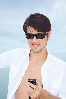 포토 JPG 주간 서양인 구름 모델 해외기획촬영 남자 여유 바다 과학 해외여행 여행 포즈 기획촬영 2009년태국 셔츠 요트 파타야 태국 하늘 휴가 휴식 정보통신 한명 서기 미소 웃음 사람 상반신 20대 성인 야외 여름 여름휴가 바캉스 스마트폰 선글라스 통신기기 흰색 전화기 흰바지 통화 남자만 남자한명만 성인남자만 청년만 청년남자만 청년남자한명만 성인한명만 성인남자한명만 성인만 국내포토 자연요소 외국인 1 해외 계절 감정 아시아 안경 컬러 컨셉 상의 배_교통 바지 통신 모션 표정 청년 핸드폰 스마트기기 기계 정보 파일형식 여름_계절