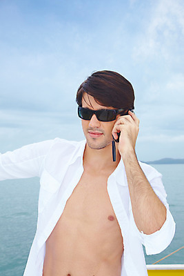 포토 JPG 주간 서양인 구름 모델 해외기획촬영 남자 여유 바다 과학 해외여행 여행 포즈 기획촬영 2009년태국 셔츠 요트 파타야 태국 하늘 휴가 휴식 정보통신 한명 서기 사람 상반신 20대 성인 야외 여름 여름휴가 바캉스 스마트폰 선글라스 통신기기 흰색 전화기 흰바지 통화 남자만 남자한명만 성인남자만 청년만 청년남자만 청년남자한명만 성인한명만 성인남자한명만 성인만 국내포토 자연요소 외국인 1 해외 계절 감정 아시아 안경 컬러 컨셉 상의 배_교통 바지 통신 모션 청년 핸드폰 스마트기기 기계 정보 파일형식 여름_계절
