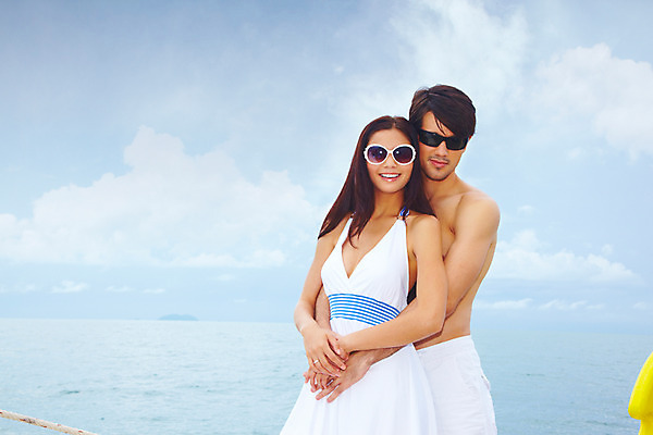 포토 JPG 주간 서양인 구름 모델 해외기획촬영 커플 원피스 여자 남자 여유 바다 해외여행 여행 포즈 기획촬영 2009년태국 요트 포옹 파타야 태국 하늘 휴가 휴식 서기 미소 웃음 사람 상반신 야외 두명 여름 여름휴가 바캉스 선글라스 국내포토 자연요소 외국인 해외 옷 계절 감정 아시아 안경 컨셉 배_교통 관계 안기 모션 표정 파일형식 여름_계절