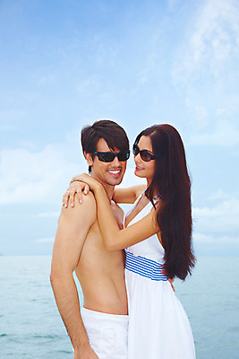 포토 JPG 주간 서양인 구름 모델 해외기획촬영 커플 원피스 여자 남자 여유 바다 해외여행 여행 포즈 기획촬영 2009년태국 요트 포옹 파타야 태국 하늘 휴가 휴식 서기 미소 웃음 사람 상반신 야외 두명 여름 여름휴가 바캉스 선글라스 국내포토 자연요소 외국인 해외 옷 계절 감정 아시아 안경 컨셉 배_교통 관계 안기 모션 표정 파일형식 여름_계절