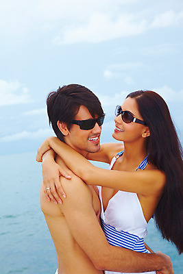 포토 JPG 주간 서양인 구름 모델 해외기획촬영 커플 원피스 여자 남자 여유 바다 해외여행 여행 포즈 기획촬영 2009년태국 요트 포옹 파타야 태국 하늘 휴가 휴식 서기 미소 웃음 사람 상반신 야외 두명 여름 여름휴가 바캉스 선글라스 국내포토 자연요소 외국인 해외 옷 계절 감정 아시아 안경 컨셉 배_교통 관계 안기 모션 표정 파일형식 여름_계절