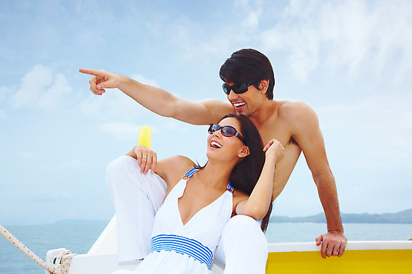 포토 JPG 주간 서양인 구름 모델 해외기획촬영 커플 원피스 여자 남자 여유 바다 해외여행 여행 포즈 기획촬영 2009년태국 요트 파타야 태국 하늘 휴가 휴식 미소 웃음 사람 앉기 손짓 상반신 야외 두명 여름 여름휴가 바캉스 선글라스 가리킴 국내포토 자연요소 외국인 해외 옷 계절 감정 아시아 안경 컨셉 배_교통 관계 모션 표정 파일형식 여름_계절