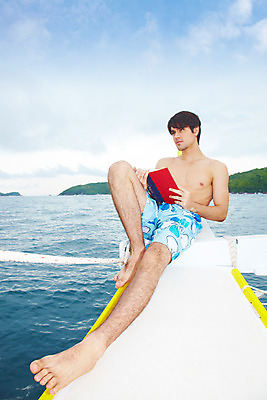 포토 JPG 주간 전신 서양인 구름 모델 해외기획촬영 남자 수영복 여유 바다 섬 해외여행 여행 포즈 기획촬영 2009년태국 요트 파타야 태국 하늘 휴가 휴식 한명 사람 앉기 20대 성인 야외 책 여름 여름휴가 바캉스 독서 남자만 남자한명만 성인남자만 청년만 청년남자만 청년남자한명만 성인한명만 성인남자한명만 성인만 국내포토 자연요소 외국인 1 해외 옷 계절 감정 아시아 컨셉 배_교통 모션 청년 파일형식 여름_계절