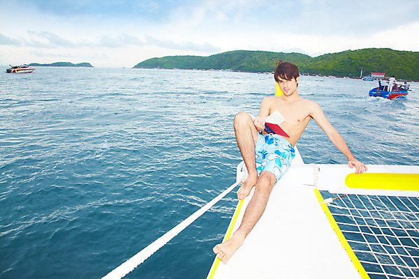 포토 JPG 주간 전신 서양인 구름 모델 해외기획촬영 남자 수영복 여유 바다 섬 해외여행 여행 포즈 기획촬영 2009년태국 요트 파타야 태국 하늘 휴가 휴식 한명 사람 앉기 20대 성인 야외 책 여름 여름휴가 바캉스 독서 그물 남자만 남자한명만 성인남자만 청년만 청년남자만 청년남자한명만 성인한명만 성인남자한명만 성인만 국내포토 자연요소 외국인 1 해외 옷 계절 감정 아시아 컨셉 배_교통 모션 청년 파일형식 여름_계절