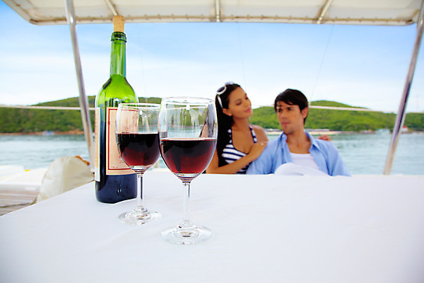 포토 JPG 주간 서양인 구름 모델 해외기획촬영 커플 원피스 여자 남자 여유 바다 섬 해외여행 여행 포즈 기획촬영 2009년태국 셔츠 요트 파타야 태국 하늘 휴가 휴식 사람 앉기 상반신 야외 두명 여름 여름휴가 바캉스 선글라스 와인 국내포토 자연요소 외국인 해외 옷 계절 감정 아시아 안경 컨셉 상의 배_교통 관계 모션 주류 파일형식 여름_계절