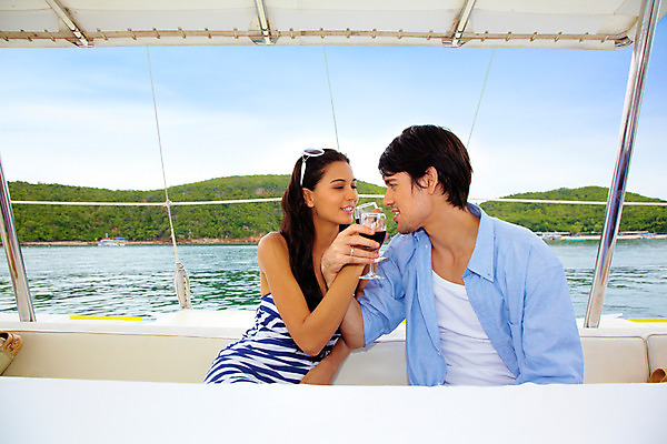 포토 JPG 주간 서양인 구름 모델 해외기획촬영 커플 원피스 여자 남자 여유 바다 섬 해외여행 여행 포즈 기획촬영 2009년태국 셔츠 요트 파타야 태국 하늘 휴가 휴식 사람 앉기 상반신 야외 두명 여름 여름휴가 바캉스 선글라스 와인 국내포토 자연요소 외국인 해외 옷 계절 감정 아시아 안경 컨셉 상의 배_교통 관계 모션 주류 파일형식 여름_계절