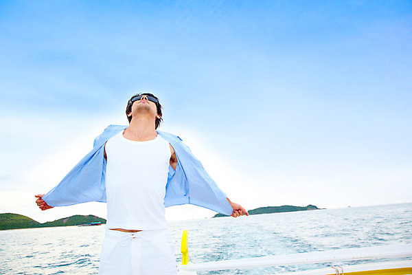 포토 JPG 주간 서양인 구름 모델 해외기획촬영 남자 여유 바다 해외여행 여행 포즈 기획촬영 2009년태국 셔츠 요트 파타야 태국 하늘 휴가 휴식 한명 서기 사람 손짓 상반신 20대 성인 야외 여름 여름휴가 바캉스 선글라스 흰바지 남자만 남자한명만 성인남자만 청년만 청년남자만 청년남자한명만 성인한명만 성인남자한명만 성인만 국내포토 자연요소 외국인 1 해외 계절 감정 아시아 안경 컨셉 상의 배_교통 바지 모션 청년 파일형식 여름_계절