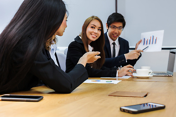포토 JPG 해외이미지 직업 여자 회사 비즈니스 성공 기술 미소 사람 동양인 여러명 옆모습 사무실 유행 방 기차 직장인 그룹 목표 주식 토론 종업원 경영자 이익 세대 개선 멘토링 브레인스토밍 해외202008 해외포토 교육 육상교통 뷰포인트 다수 컨셉 대중교통 표정 인종 금융 리더 파일형식