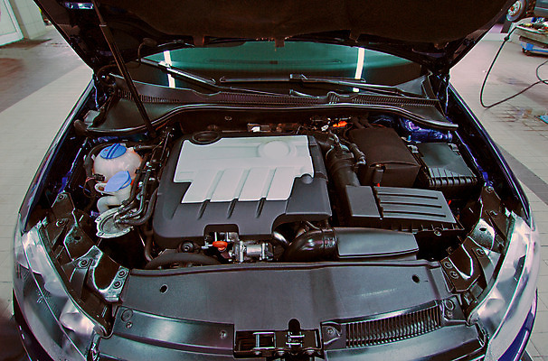 포토 JPG 해외이미지 산업 부분 공장 교통시설 자동차 새로움 실내 사람없음 내부 빛 금속 어둠 힘 기계 에너지 만 수리 제조 휘발유 아래 서비스 연료 고정 엔진 정비공 공학 모터 연소 깨짐 단절 자동 조율 해외202008 해외포토 교육 육상교통 교통 컨셉 공업 재질 기술자 석유 방향 시설 위치 파일형식