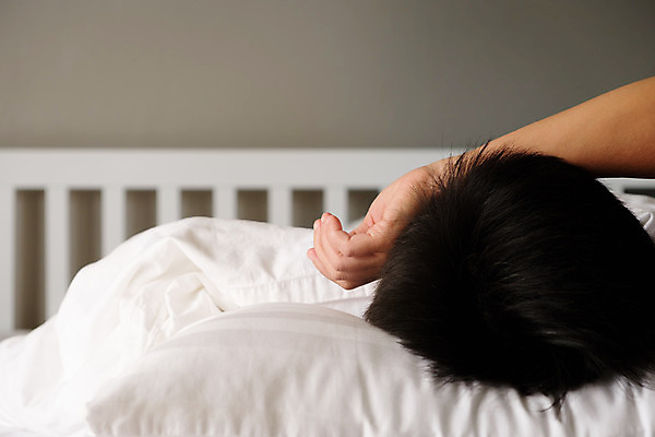 포토 JPG 해외이미지 손 여자 백그라운드 컨셉 신체 스트레스 주택 건강 피곤 동양인 성인 사람없음 머리 침실 고통 흰색 침대 잠 열 질병 상처 고민 두통 공포 목 온도 문제 나쁜 거짓말 이마 해외202008 해외포토 감정 컬러 가구 의학 사람 인종 건물 신체부위 파일형식