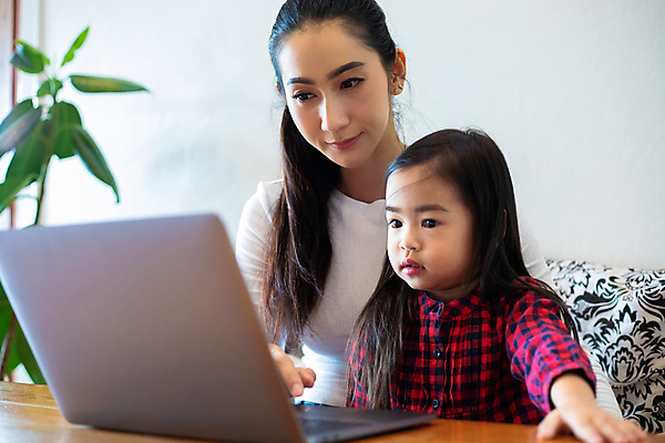 포토 JPG 해외이미지 응시 여자 교육 딸 행복 아시아 어린이 거실 인터넷 가족 엄마 휴식 주택 함께함 실내 사랑 미소 사람 앉기 동양인 성인 두명 책 노트북 학습 컴퓨터 소파 독서 공책 관찰 키보드 작업 도움 가르침 연결 결합 무선전화기 온라인 리빙 조언 해외202008 해외포토 시선 감정 나라 컨셉 의자 관계 모션 문구용품 표정 인종 내부 건물 전자제품 전화기 파일형식