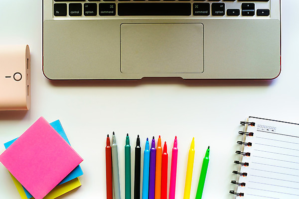 포토 JPG 해외이미지 교육 종이 백그라운드 컨셉 인터넷 비즈니스 통신 학교 탁자 주택 직장 사람없음 노트북 컴퓨터 사무실 펜 우주 쪽지 공책 공백 장비 정보 흰색 도구 키보드 업무 작업실 메시지 플랫 정상 책상 위치 페이지 공지사항 온라인 어려움 프리랜서 해외202008 해외포토 직업 컬러 가구 회사 문구용품 건물 전자제품 필기구 작업 파일형식