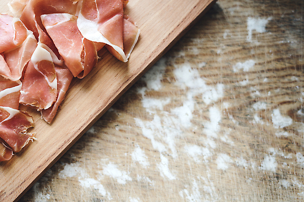 포토 JPG 해외이미지 전통 접시 음식 조각 백그라운드 재료 치즈 건강 육류 돼지고기 요리 사람없음 목재 빨간색 초록색 주방 식사 이탈리아 흰색 신선 파마 소시지 맛 상품 먹기 허브 햄 슬라이스 베이컨 후추 로즈메리 훈제 내추럴 단백질 스페인어 식품점 맛있는 프로슈토 해외202008 해외포토 나무 식물 헤어스타일 식기 유럽 컬러 컨셉 식재료 모션 유제품 상점 가공식품 향신료 영양소 파일형식
