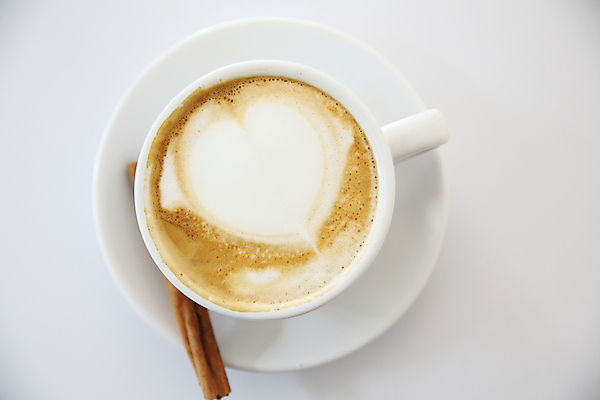 포토 JPG 해외이미지 사람없음 하이앵글 커피잔 컵받침 흰배경 카푸치노 해외202008 해외포토 커피 뷰포인트 백그라운드 잔 흰색 받침대 파일형식