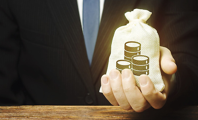 포토 JPG 해외이미지 남자 돈 한명 들기 상반신 성인 앞모습 금융 경제 잡기 비즈니스맨 돈자루 재산 성인남자한명만 해외202008 해외포토 1 뷰포인트 비즈니스 모션 사람 직장인 남자한명만 성인남자만 파일형식