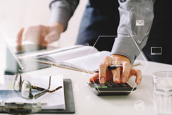 포토 JPG 해외이미지 손 남자 비즈니스 탁자 관리 한명 사람 성인 금융 노트북 컴퓨터 공책 계산기 흰색 비즈니스맨 스마트 책상 세금 성인남자한명만 해외202008 해외포토 1 컬러 가구 컨셉 문구용품 신체부위 경제 전자제품 장비 직장인 남자한명만 성인남자만 파일형식