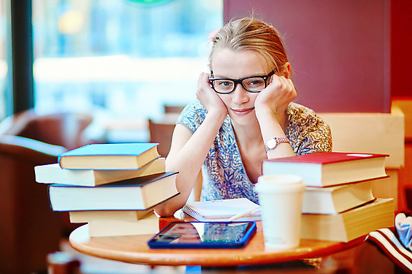 포토 JPG 해외이미지 백인 응시 여자 청소년 실내 한명 상반신 앞모습 10대 학습 턱괴기 카페 커피잔 책더미 십대여자한명만 안경낌 카공족 해외202008 해외포토 서양인 1 시선 교육 안경 커피 뷰포인트 모션 잔 사람 내부 책 상점 신조어 무더기 약어 여자한명만 십대여자만 파일형식