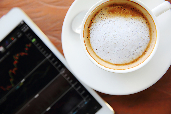 포토 JPG 해외이미지 사람없음 아웃포커스 하이앵글 태블릿 주식 커피잔 컵받침 카푸치노 해외202008 해외포토 커피 뷰포인트 잔 촬영기법 금융 전자제품 스마트기기 받침대 파일형식