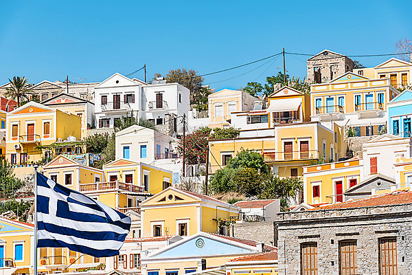 포토 JPG 해외이미지 주간 구름 유럽 바다 섬 여행 건축양식 하늘 휴가 주택 풍경 해변 사람없음 여름 컬러풀 항구 맑음 깃발 만 보트 지중해 그리스 포트 타운 그리스인 해외202008 해외포토 자연요소 서양인 계절 건축 나라 컬러 배_교통 교통시설 날씨 건물 도시 파일형식