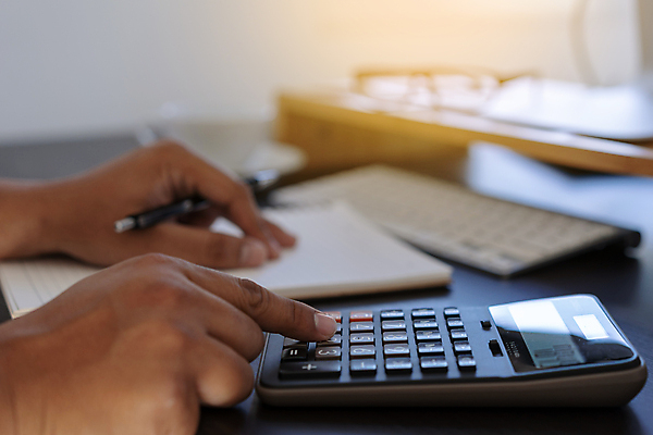 포토 JPG 해외이미지 손 남자 비즈니스 사업가 탁자 신체부위 금융 노트북 컴퓨터 공책 계산기 잡기 비즈니스맨 계산 분석 오브젝트 경영자 회계 세금 해외202008 해외포토 직업 가구 컨셉 모션 문구용품 사람 경제 전자제품 장비 직장인 리더 파일형식