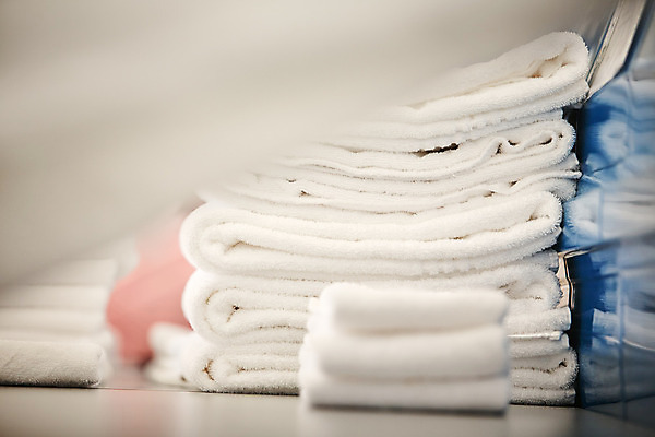 포토 JPG 해외이미지 산업 백그라운드 호텔 건조 사람없음 빨간색 쌓기 이불 식탁보 흰색 침대 직물 면 그룹 빨래 질감 시트 흙더미 접기 많음 해외202008 해외포토 컬러 가구 컨셉 가사 침구 모션 숙소 흙 파일형식 더미