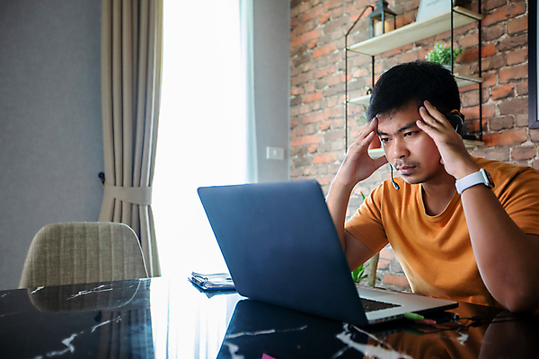 포토 JPG 해외이미지 직업 라이프스타일 남자 음악 인터넷 비즈니스 사업가 통신 회의 거리 스트레스 주택 한명 사람 동양인 성인 금융 노트북 학습 컴퓨터 사무실 헤드폰 공책 듣기 업무 작업 비즈니스맨 네트워크 상담원 연결 무선전화기 두통 온라인 동영상 소셜 심각 운영자 프리랜서 해외202008 해외포토 1 교육 음향기기 컨셉 모션 문화예술 문구용품 인종 건물 생활 경제 전자제품 직장인 사무원 질병 전화기 파일형식