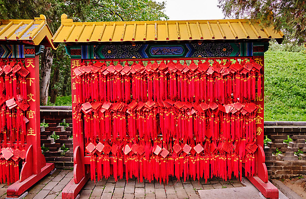 포토 JPG 해외이미지 전통 공원 아시아 종교 문화 여행 동양인 사람없음 야외 목재 장식 빨간색 알약 여행객 믿음 정원 중국 희망 기도 사찰 영혼 역사 재산 묘사 신성 기념물 천연기념물 명패 사당 철학 해외202008 해외포토 나무 공공시설 교육 감정 나라 컬러 재료 종교건축 사람 인종 금융 약 파일형식