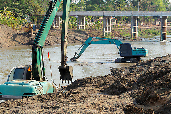 포토 JPG 해외이미지 산업 모래 교통시설 노동자 사람없음 강 기계 흙 화물 조약돌 수집 버리기 발굴 국자 먼지 진흙 짐차 무거움 정비공 트레일러 땅바닥 땅파기 로딩 해외202008 채우기 해외포토 직업 교통 모션 자동차 주방용품 바닥 운송업 돌_바위 기술자 무게 시설 파일형식