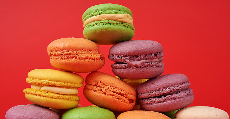 포토 JPG 해외이미지 디저트 사람없음 쌓기 마카롱 빨간배경 해외202008 해외포토 음식 백그라운드 모션 빨간색 파일형식