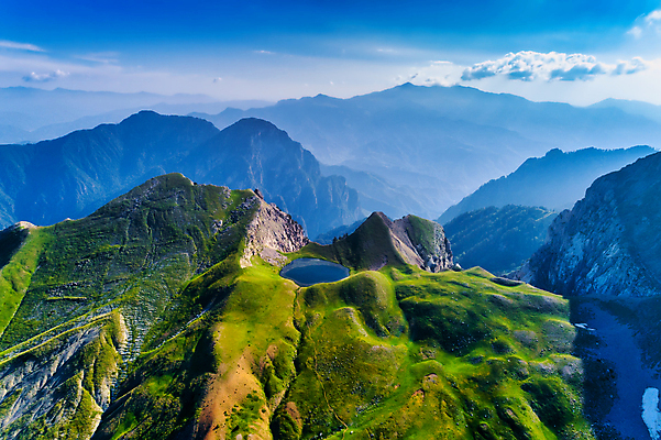 포토 JPG 해외이미지 호수 여행 백그라운드 자연 하늘 휴가 휴식 산 안테나 파노라마 국립공원 풍경 사람없음 야외 초록색 물 여름 파란색 태양 맑음 놀람 트래킹 전원 정상 그리스 내추럴 드론 이국적 인기 파라다이스 환상 해외202008 해외포토 자연요소 계절 공원 감정 유럽 컬러 컨셉 통신 레저 날씨 촬영기법 표정 전기에너지 생태계 파일형식