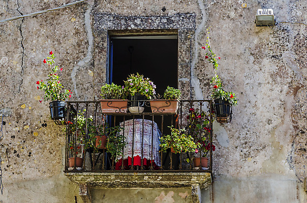 포토 JPG 해외이미지 주간 외관 꽃 여행 건축양식 창문 탁자 휴가 주택 사람없음 야외 건물 도시풍경 컬러풀 여행객 이탈리아 짐 발코니 도시 역사 베네치아 남쪽 방법 옛날 해외202008 해외포토 자연요소 식물 건축물 건축 유럽 컬러 가구 사람 풍경 방향 파일형식