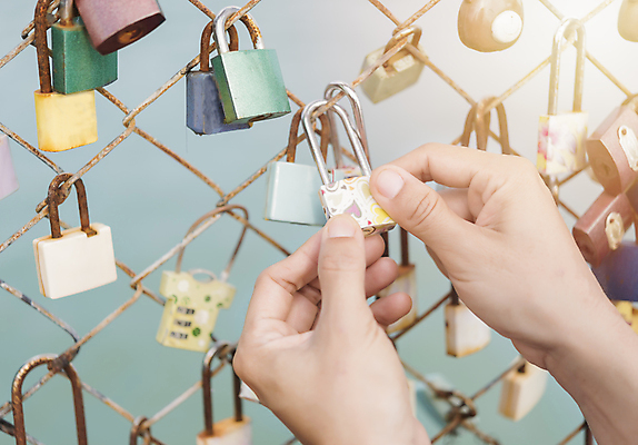 포토 JPG 해외이미지 모양 손 바다 컨셉 열쇠 휴가 자물쇠 발렌타인데이 사랑 안전 사람없음 빨간색 물 여행객 금속 검은색 힘 낭만 흰색 하트 오픈 행운 암호 철 심볼 잠금 보안 다이얼 해외202008 해외포토 자연요소 감정 컬러 데이이벤트 재질 사람 신체부위 파일형식