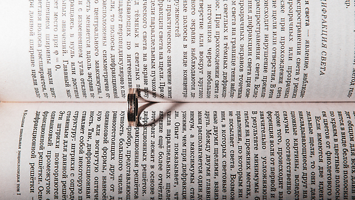 포토 JPG 해외이미지 모양 커플 종이 결혼 백그라운드 컨셉 2 결혼식 함께함 발렌타인데이 이야기 그림자 사랑 사람없음 책 세로 단어 빛 우주 검은색 성경 흰색 하트 반지 원형 황금 은색 심볼 결혼반지 페이지 약혼 옛날 제안 카피스페이스 해외202008 해외포토 도형 문자 감정 컬러 장신구 종교용품 관계 데이이벤트 이벤트 공백 약속 파일형식