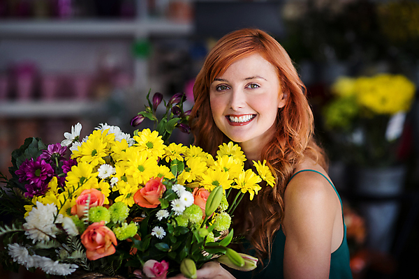 포토 JPG 해외이미지 백인 여자 꽃 실내 한명 성인 30대 장미 다발 꽃집 성인여자한명만 해외202008 해외포토 서양인 식물 1 사람 내부 장년 상점 여자한명만 성인여자만 파일형식