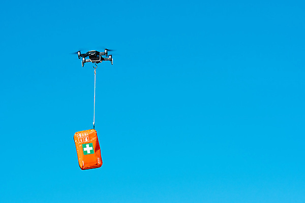 포토 JPG 해외이미지 컨셉 교통시설 하늘 미래 안테나 사람없음 야외 상자 약 도움 구출 상품 심볼 로봇 배송 서비스 속도 프로펠러 패키지 멀리 물류 혁명 고립 대패 드론 제어 헬프 해외202008 해외포토 교통 통신 의학 시설 파일형식