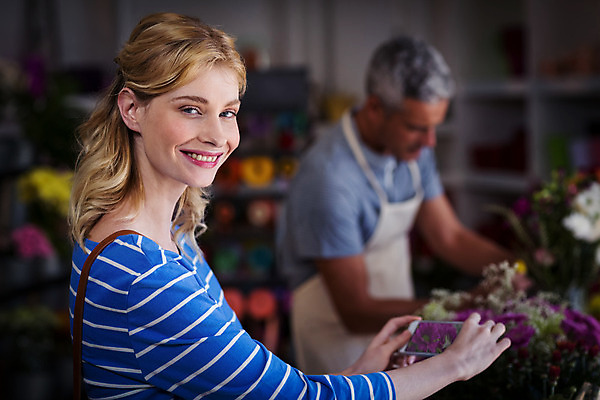 포토 JPG 해외이미지 백인 여자 남자 꽃 실내 20대 성인 두명 옆모습 30대 스마트폰 사진촬영 꽃집 고객 통화 성인만 해외202008 해외포토 서양인 식물 뷰포인트 모션 사람 청년 내부 장년 핸드폰 스마트기기 상점 촬영 파일형식