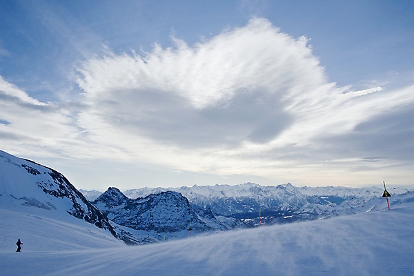 포토 JPG 해외이미지 구름 겨울 하늘 스키 산 풍경 경사 사람없음 파란색 빛 냉동 추위 하트 신선 오픈 분위기 정상 고도 알프스 멀리 절정 해외202008 해외포토 자연요소 모양 계절 유럽 컬러 컨셉 겨울스포츠 파일형식