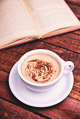 포토 JPG 해외이미지 실내 사람없음 책 커피잔 컵받침 나무바닥 카푸치노 해외202008 해외포토 커피 잔 바닥 내부 받침대 파일형식