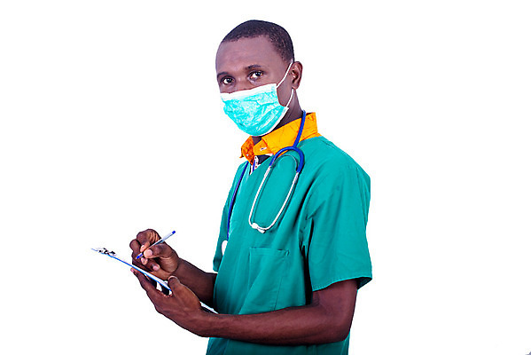 포토 JPG 해외이미지 직업 라이프스타일 종이 얼굴 유니폼 청진기 건강 병원 관리 손잡이 가면 한명 서기 사람 성인 펜 고통 간호사 의사 표현 잡기 작업 자신감 바이러스 보호 질병 읽기 팔 고립 서류판 심각 전염병 해외202008 해외포토 1 옷 감정 컨셉 의학 의료기기 모션 생활 신체부위 필기구 사무용품 의료진 파일형식