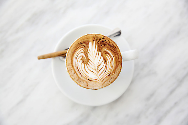 포토 JPG 해외이미지 실내 사람없음 하이앵글 커피잔 컵받침 흰배경 카푸치노 라떼아트 해외202008 해외포토 커피 뷰포인트 백그라운드 잔 내부 흰색 받침대 그림 라떼 파일형식