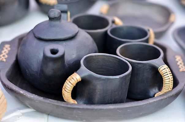 포토 JPG 해외이미지 전통 디자인 주전자 미술 사람없음 장식 컵 세트 세일 마을 상점 검은색 수확 뚜껑 시골 도자기 그리기 시장 차 냄비 가루 인도인 수집 복고 햄 기념품 점토 토기 밀짚 수공예 옛날 핸드메이드 해외202008 해외포토 외국인 식기 음료 컬러 농업 모션 주방용품 문화예술 육류 동양인 용기_그릇 짚 솥 공예 오브젝트 파일형식