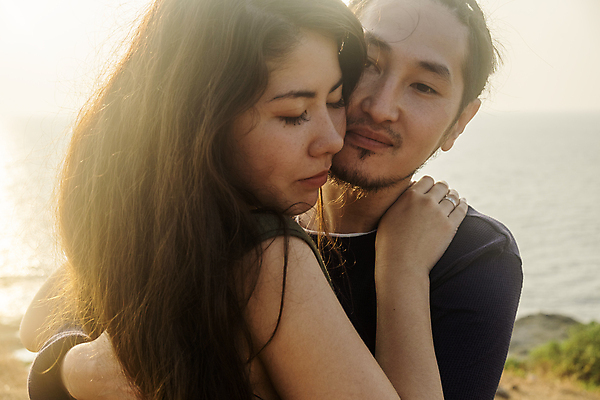 포토 JPG 해외이미지 백인 라이프스타일 긴머리 커플 여자 가정 포옹 청소년 갈색머리 함께함 독일 사람 상반신 20대 성인 야외 두명 옆모습 아웃포커스 가로 캐주얼 30대 컬러풀 화목 우정 인사 결합 베를린 성인만 해외202008 해외포토 서양인 헤어스타일 옷 유럽 뷰포인트 컬러 컨셉 관계 안기 촬영기법 청년 생활 장년 친구 예절 파일형식