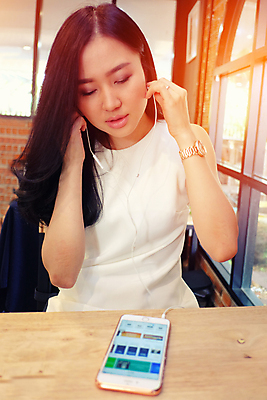 포토 JPG 해외이미지 1 옷 행복 무기 커피 음료 음악 백그라운드 휴식 한명 사람 동양인 성인 취미 가로 유행 평화 상점 초콜릿 얼음 검은색 헤드폰 기쁨 듣기 자유 시간 정상 세대 남쪽 무료 해외202008 해외포토 자연요소 감정 컬러 음향기기 컨셉 모션 문화예술 디저트 인종 방향 파일형식