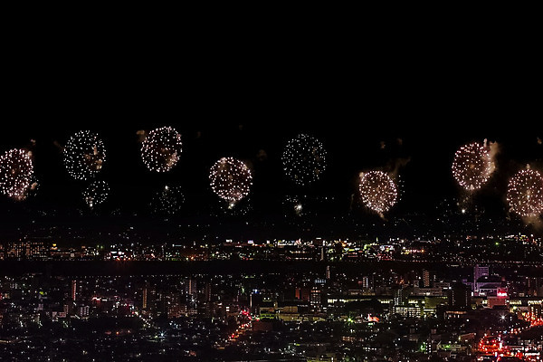 포토 JPG 해외이미지 기념일 행복 백그라운드 크리스마스 하늘 불 추상 휴가 새로움 기념 폭죽 발렌타인데이 이벤트 사람없음 초록색 파란색 강 컬러풀 반사 파티 검은색 축제 어둠 기쁨 낭만 축하 닫기 야간 저녁 폭발 연도 쇼 경례 독립 웅장함 해외202008 해외포토 자연요소 감정 컬러 컨셉 무늬 모션 데이이벤트 인사 파일형식