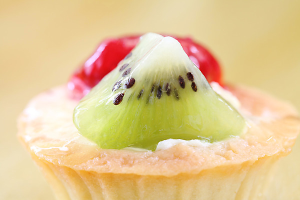 포토 JPG 해외이미지 디저트 실내 키위 근접촬영 사람없음 노란배경 타르트 해외202008 해외포토 음식 빵 뷰포인트 백그라운드 과일 내부 노란색 파이_빵 파일형식