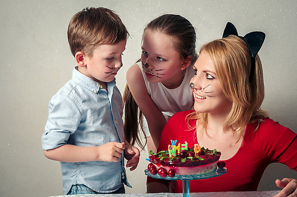 포토 JPG 해외이미지 백인 행복 아들 어린이 음식 가족 휴가 디저트 키스 주택 기념 웃음 소년 빨간색 세명 빛 금발 파티 케이크 고양이 희망 침묵 놀람 기쁨 축하 생일 그리기 체리 달콤 불기 편지 연도 귀 언니 걸음마 타격 해외202008 해외포토 서양인 헤어스타일 기념일 남자 감정 컬러 컨셉 과일 포유류 관계 모션 표정 사람 이벤트 건물 신체부위 반려동물 소리 맛 애정표현 자매 파일형식