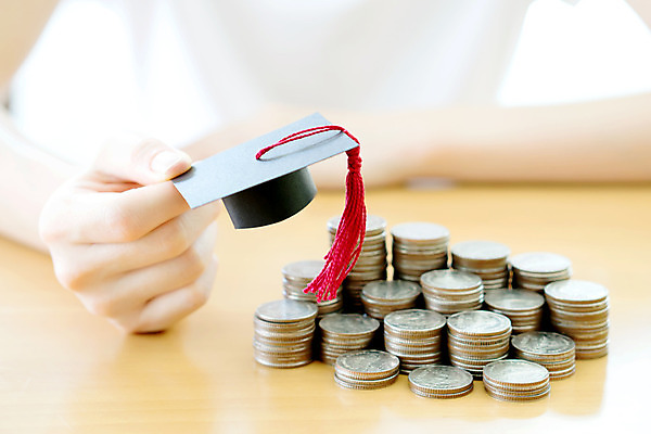 포토 JPG 해외이미지 교육 유럽 컨셉 돈 비즈니스 졸업 실내 창조 사람없음 가로 금융 학습 쌓기 동전 저축 재산 대학교 대출 빚 유럽연합 캡모자 해외202008 해외포토 모자_잡화 나라 학교 모션 내부 경제 파일형식